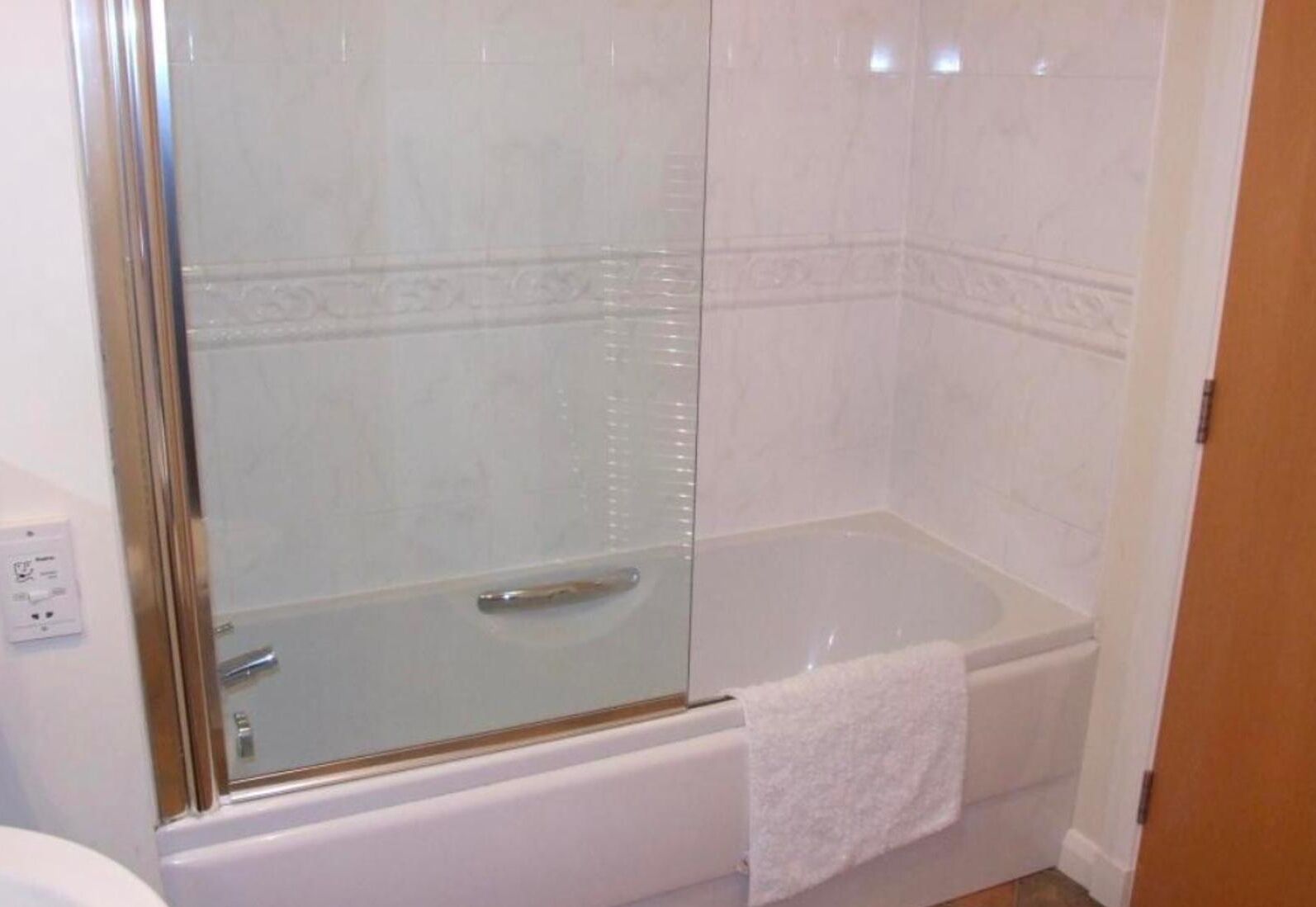 Apartemen | Kamar mandi | Kombinasi shower/bathtub, bathtub besar, handuk, dan tisu toilet