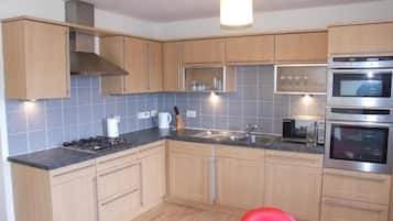 Apartment | Eigene Küche | Kühlschrank, Mikrowelle, Ofen, Herdplatte