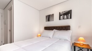 A bedroom with a bed, two bedside lamps, and two wall-mounted pictures. - Miq277-1107 in S o Paulo (São Paulo)