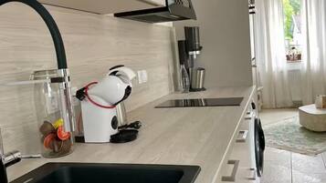 Coffee/tea maker, fridge, oven, stovetop