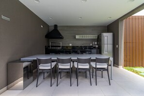 Una cucina moderna con una grande isola, elettrodomestici integrati e un'area pranzo con sedie.