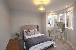6 bedrooms, iron/ironing board, free WiFi, bed sheets - Essex Luxury Retreat With 6 Bedrooms (Brentwood)