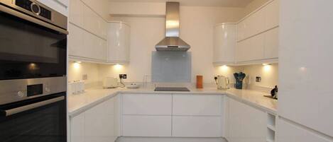 Lemari es, microwave, oven, dan kompor