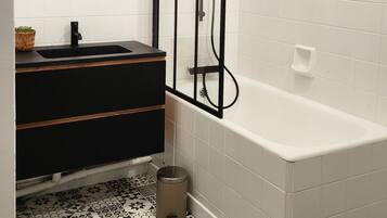 Serviettes fournies, savon, papier toilette