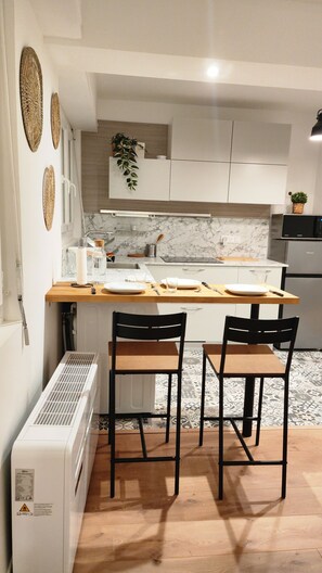 Een koelkast, een microgolfoven, een kookplaat