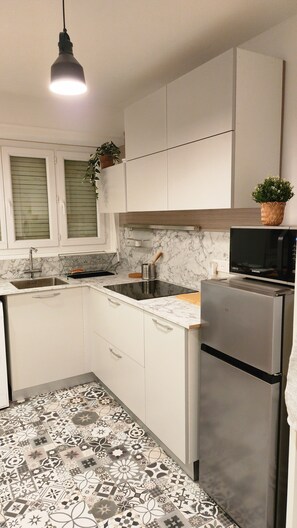 Een koelkast, een microgolfoven, een kookplaat