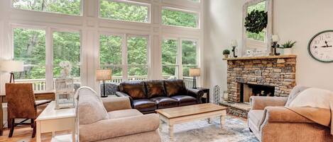 TV connectée, cheminée, baby-foot, table de tennis de table