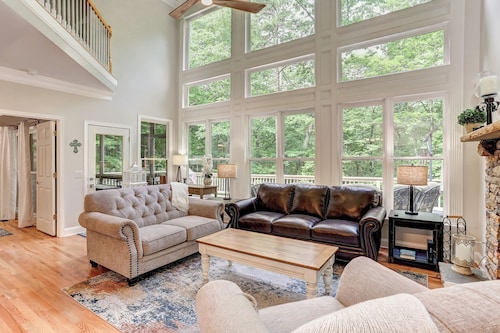 Modern deluxe Cabin, Big Canoe, Views, Hot Tub, Game Room, Pet friendly