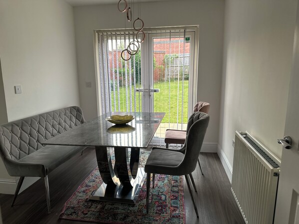 In-room dining - The Comfortable Crew & Family Home (Basingstoke)