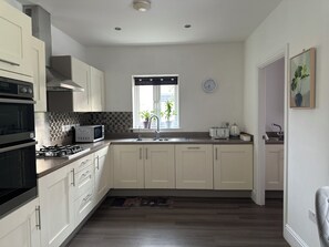 Private kitchen - The Comfortable Crew & Family Home (Basingstoke)