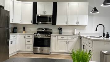 Micro-ondes, four, plaque de cuisson, lave-vaisselle