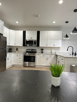 Microwave, oven, stovetop, dishwasher - The Cosmo 640 Downtown Edmond (Edmond)