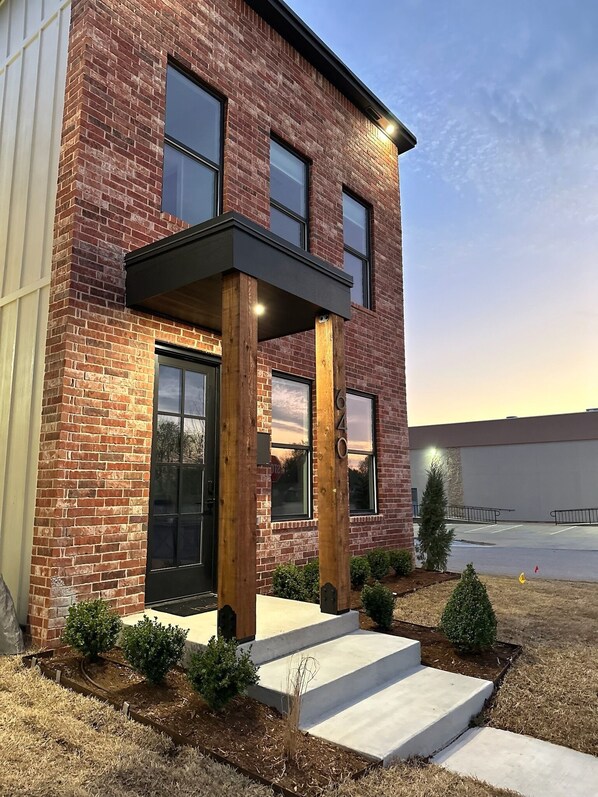 Exterior - The Cosmo 640 Downtown Edmond (Edmond)
