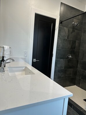 Douche, sèche-cheveux, serviettes fournies, savon