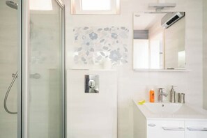 Douche, séchoir à cheveux, serviettes fournies, savon
