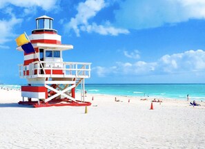 On the beach - Oceanview Apartment With Balcony & Free Parking (Miami Beach)
