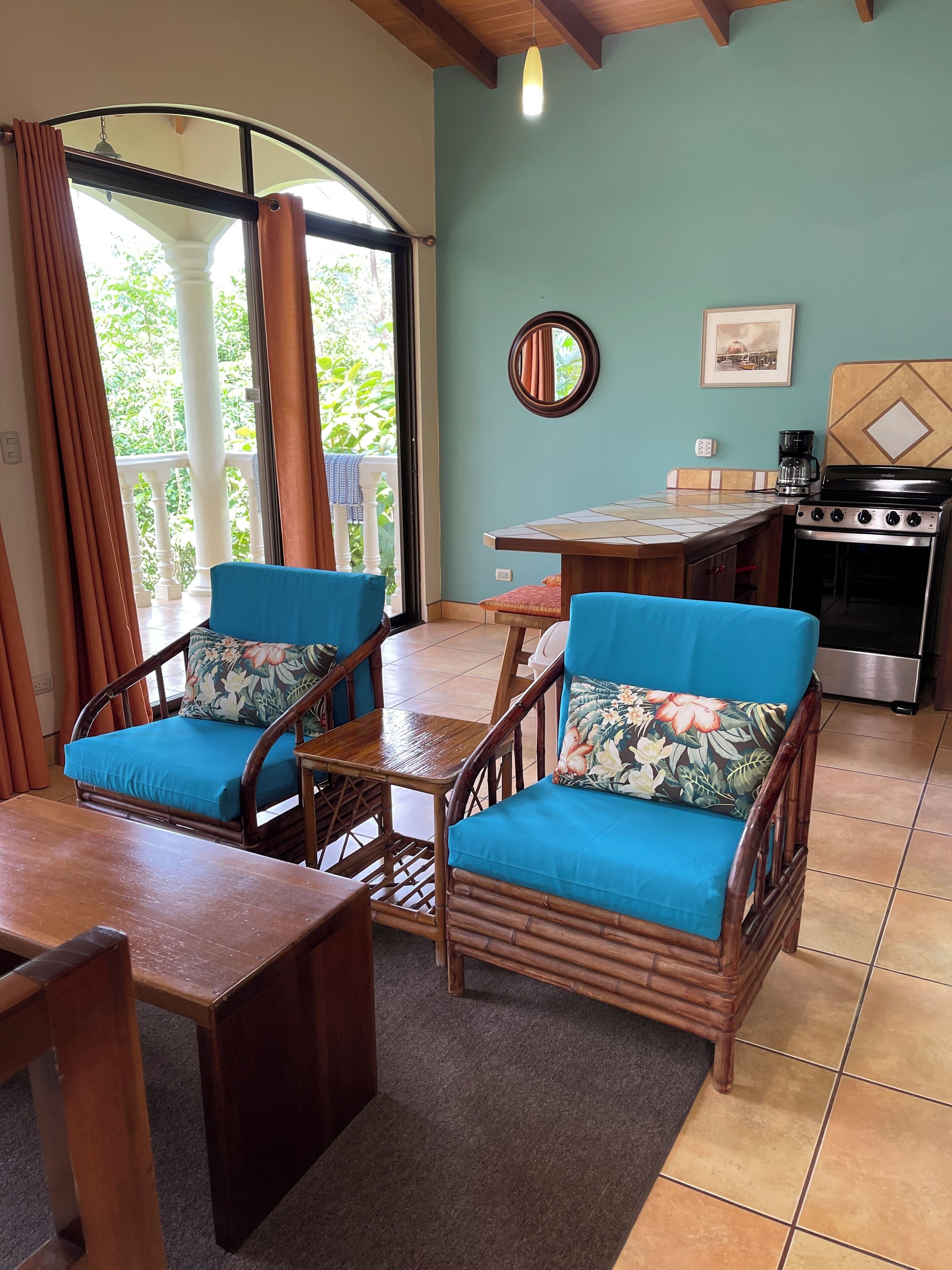 고급 침구, 객실 내 금고, 각각 다른 스타일의 인테리어, 각각 다르게 가구 비치