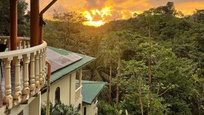 A building with a balcony overlooking a lush, green landscape during sunset. - The Mango Tree Villas and Spa (Ciudad Cortés)