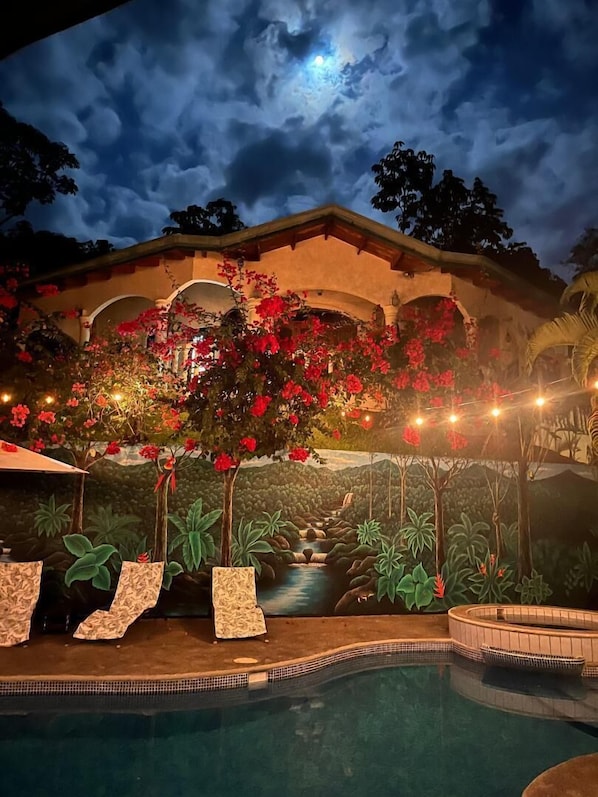 Outdoor pool, pool umbrellas, sun loungers - The Mango Tree Villas and Spa (Ciudad Cortés)