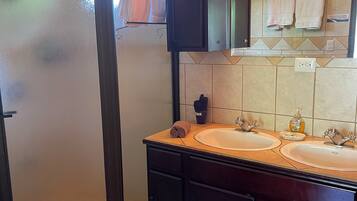 Dusche, Haartrockner, Handtücher, Seife