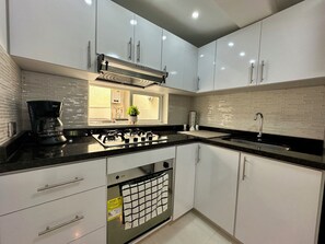 Kjøleskap, ovn, kaffetrakter/tekoker og kjøkkenutstyr