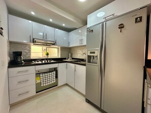 Refrigerador, horno, cafetera/tetera, utensilios de cocina