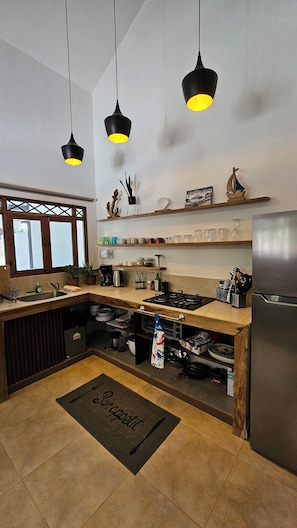 Refrigerador con freezer, horno, placa de cocina, tetera/pava eléctrica
