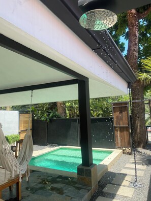 A covered outdoor area with a pool, a hammock, and a wooden deck. - Zoa Villas - 2 minutes to the beach (Cóbano)