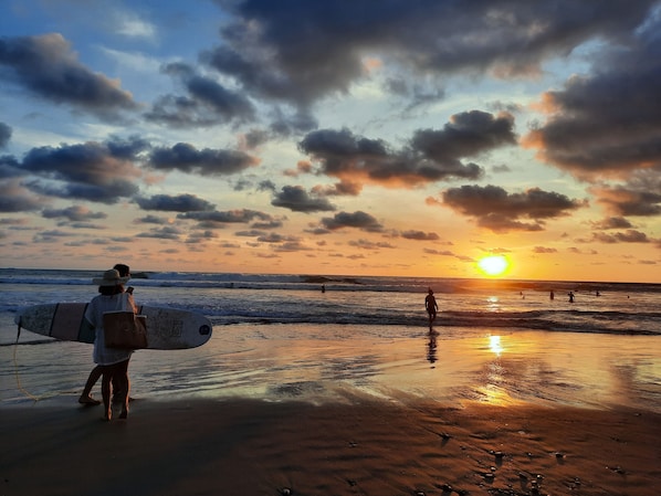 Una playa cerca, toallas de playa, masajes en la playa