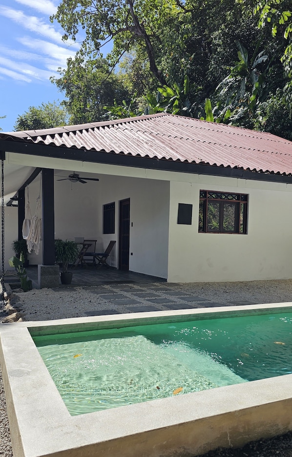 A house with a swimming pool, a patio with chairs and a table, and a red roof. - Zoa Villas - 2 minutes to the beach (Cóbano)