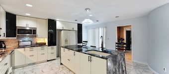 Spacious 5-bedroom house with WiFi, Close to 5000sqf 