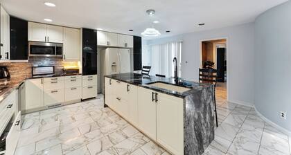 Spacious 5-bedroom house with WiFi, Close to 5000sqf
