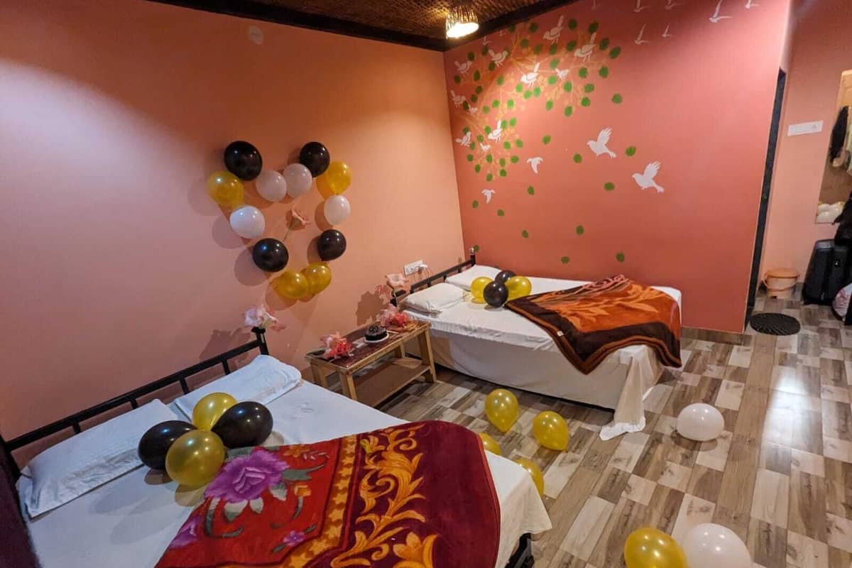 Habitación Confort con 1 cama matrimonial o 2 individuales, 2 camas matrimoniales | Escritorio, espacio para trabajar con laptop y insonorización