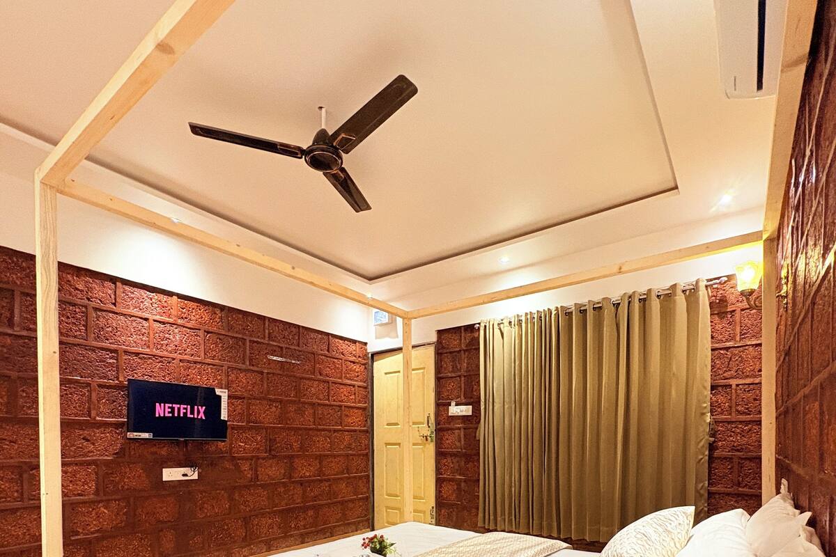 Rom – deluxe, fjellutsikt | Skrivebord, skrivebord for bærbar PC og lydisolert