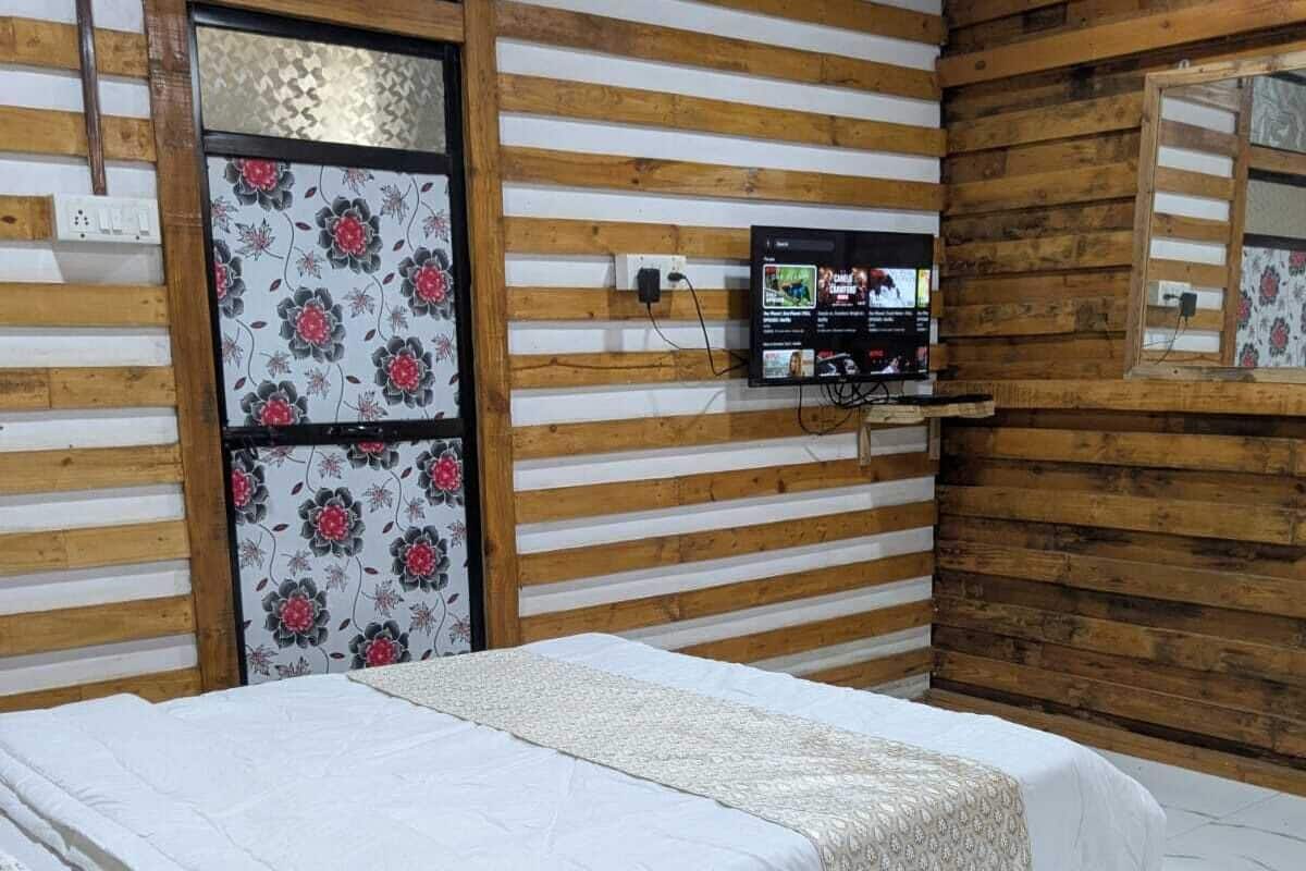 传统四人房 | 办公桌、笔记本电脑工作区、隔音、床单