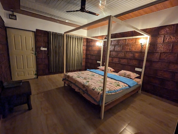 Deluxe Room, Mountain View | Desk, laptop workspace, soundproofing