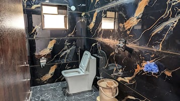 Habitación Deluxe, vista a la montaña | Baño | Regadera, toallas, jabón, shampoo
