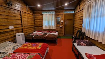 Habitación cuádruple familiar, vista al jardín | Escritorio, espacio para trabajar con laptop y insonorización