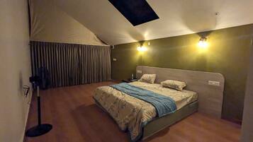 Deluxe Room, Mountain View | Desk, laptop workspace, soundproofing