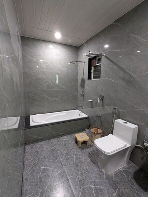 Rom – deluxe, fjellutsikt | Bad | Dusj, håndklær, såpe og sjampo