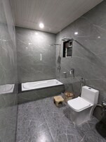 Ducha, toallas, jabón, shampoo