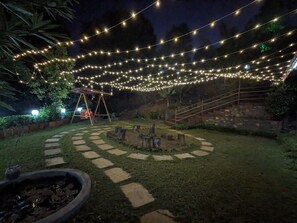 Familierom, 2 dobbeltsenger, fjellutsikt | Oppholdsområde | TV