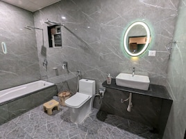 Deluxe-Zimmer, Bergblick | Badezimmer | Dusche, Handtücher, Seife, Shampoo