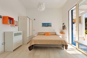 Tabla de planchar con plancha, internet y ropa de cama 