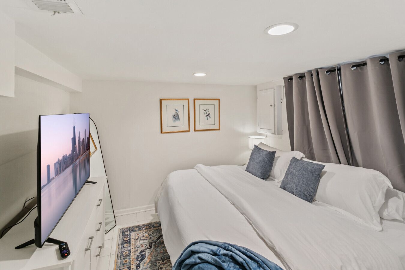 3 chambres, bureau, fer et planche à repasser, lit parapluie