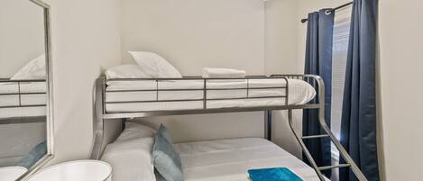 3 Schlafzimmer, Schreibtisch, Bügeleisen/Bügelbrett, Reisekinderbett