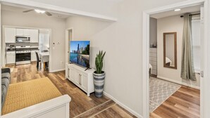 Un appartement moderne comprenant une cuisine, un coin repas et un salon.