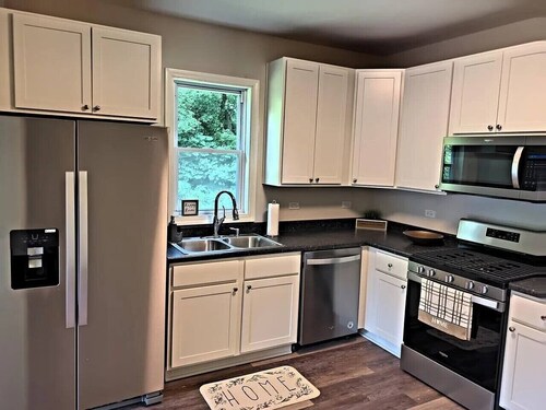 Beautiful Updated Home near Great Lakes Naval Base