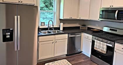 Beautiful Updated Home near Great Lakes Naval Base