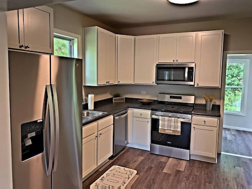 Beautiful Updated Home near Great Lakes Naval Base